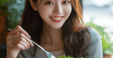 Maxdm 35611 korea woman eating salad using fork style raw 79ef8784 93db 467e 84cf f57d867d5bd2 0