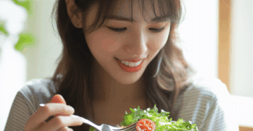 Maxdm 35611 korea woman eating salad using fork style raw 7b87419f 5d4d 493b 9edd e8f3c399b166 0