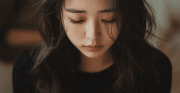 Maxdm 35611 korean woman standing alone worry about her hair 97cdccf5 909c 4e93 9dce d76b32aa361d 2 min